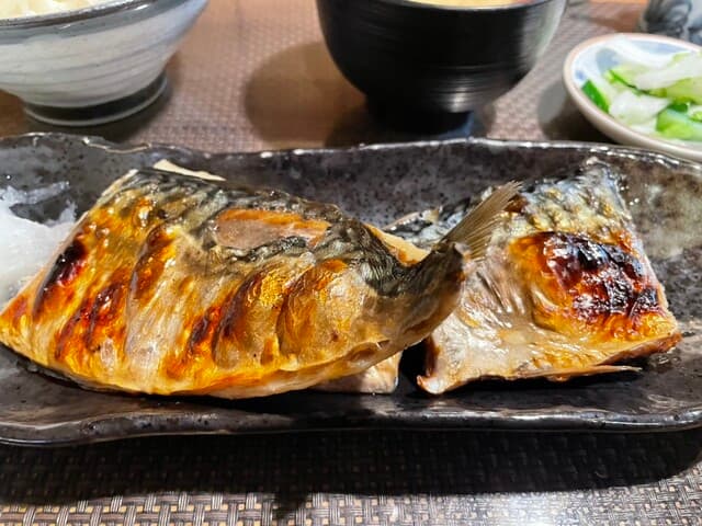 익힌 소금 생선