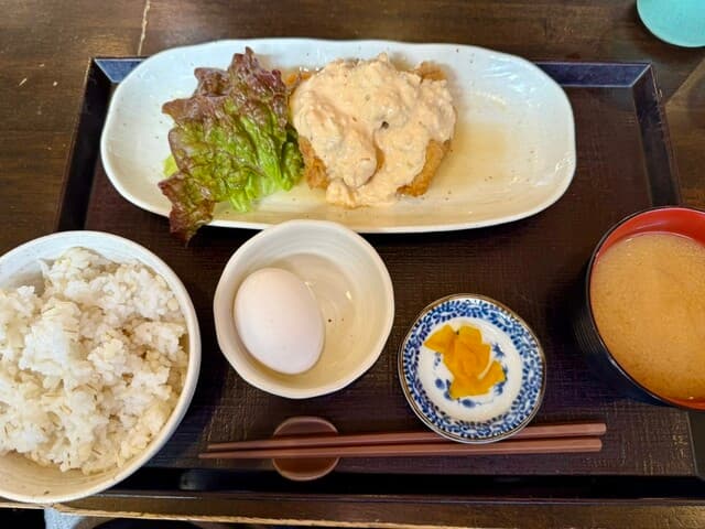 チキン南バン、豊富なタルタルソース付き!