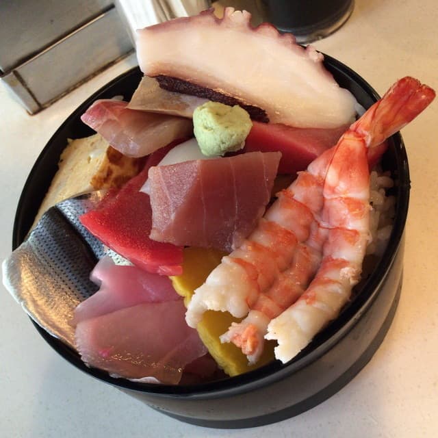 シーフードチラシと味噌スープ