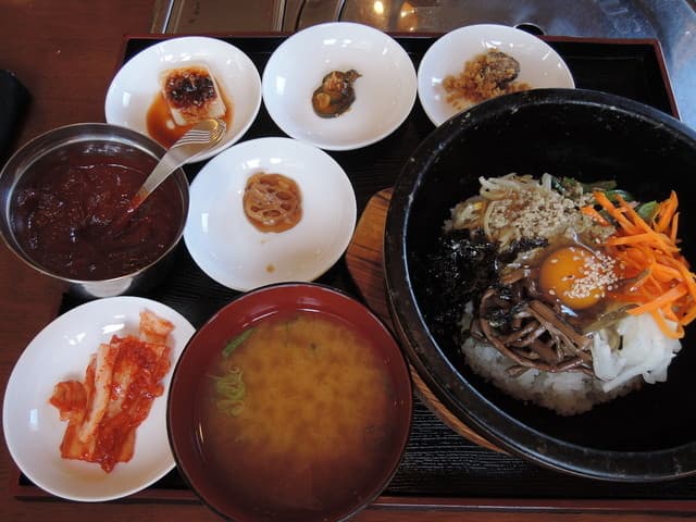 일일로 변하는 런치가 저렴한 한국 요리집입니다.