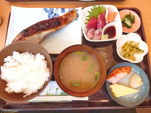 밥을 무료로 추가할 수 있어요♪ 맛있는 구이 생선 정식이 있는 인기 가게, 마루타구청 근처에 위치해 있어요♪