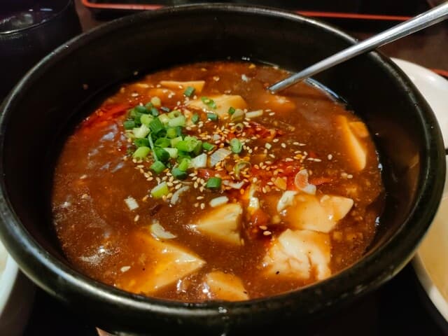본격적인 마파두부가 맛있어요! 1000엔 이하의 라운드 메뉴도 다양합니다!