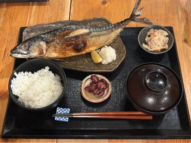 整根的原始烤肉，真是奢侈的午餐啊。