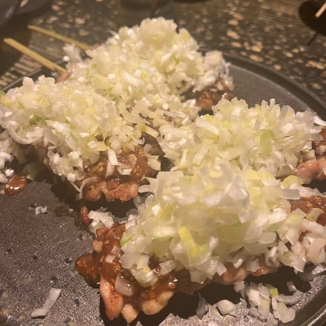 크고 화려한 꼬치 요리, 고기의 육수가 넘쳐나는 행복한 음식! 치쿠쿠야 @우에코키마치