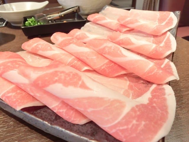 맛이 진한 간장 풍미의 깨비 드레가 정말 맛있어요! 샤브샤브 포크 런치 980엔