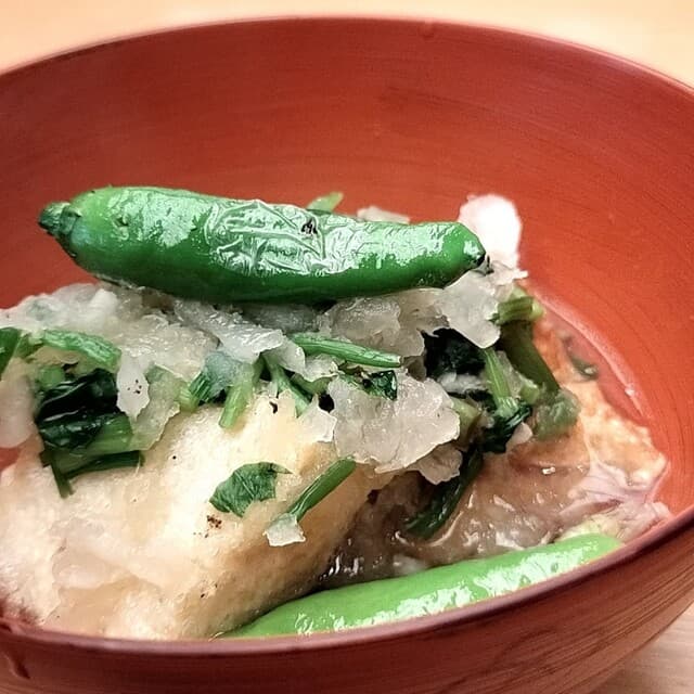시식할 수 있는 신선한 요리를 제공하는 요리 교실 점심에 참여했습니다.