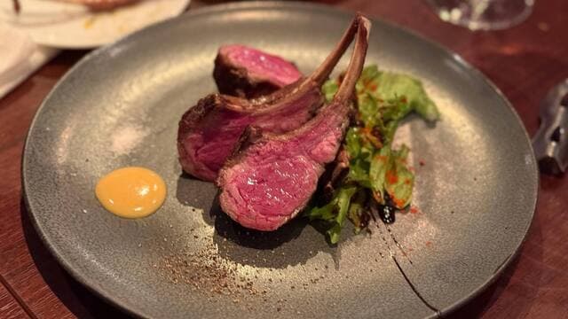 ラム肉愛好家の皆さん、お集まりください!浅野町にある隠れた名店「Ultra Chop Prue」をご覧ください。二日酔い対策の食事に最適です。