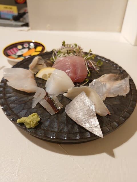 【도에가이 은자】手作りの雰囲気が漂う店内、魚をメインにした居酒屋。