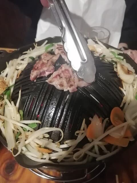 駅の近くにある、非常に満足のいくレストランです。食べ放題のラム肉がなくてもね！
