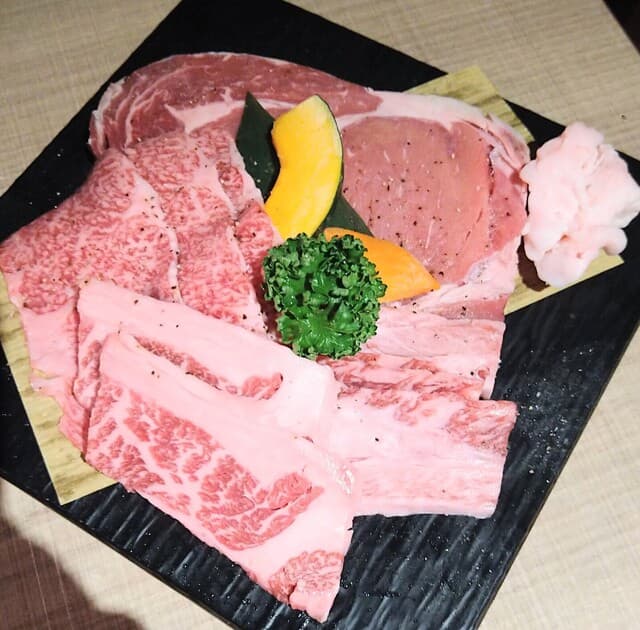 뜻밖에 좋은 곳에서 특별한 일본 소고기 구이 식사가 가능합니다.
