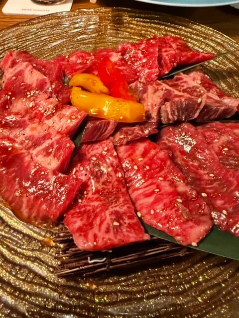 赤身肉との完璧な組み合わせ！焼肉鳥治で素晴らしい価値のあるワインをお楽しみください。