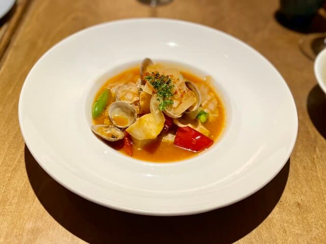池上にあるスタイリッシュでカジュアルなカフェでの食事体験