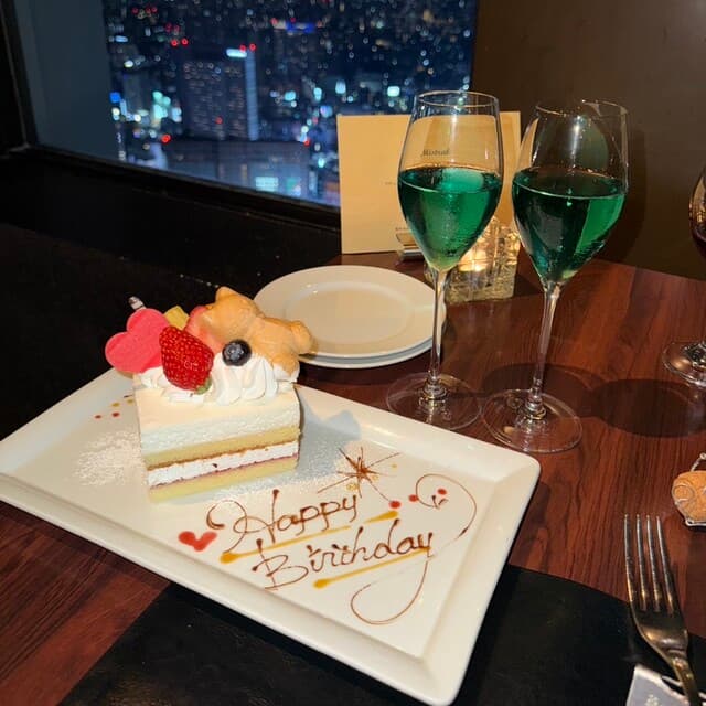 地上200メートルの、息をのむようなレストラン！