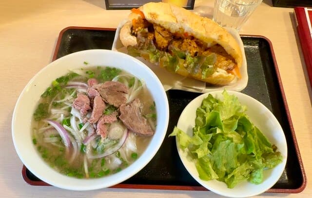 분량도 충분하고 맛도 훌륭한 베트남 런치입니다.