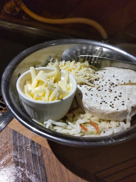 제가 추천하는 것은 “카망베르 치즈 페퍼 몽자”입니다.