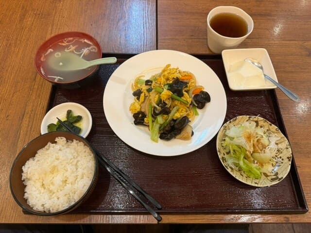 【돼지고기와 큐어젯의 계란 볶음 정식】 접객 서비스가 매우 좋고, 가성비가 좋은 점심 메뉴입니다.