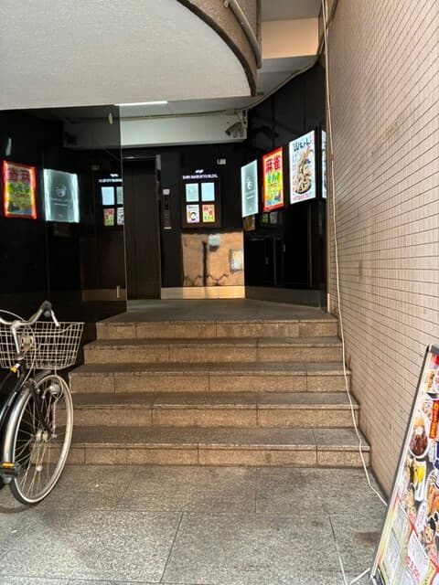 이 레스토랑의 메뉴명은 일본어에서 한국어로 번역해야 합니다.  
번역된 텍스트만 출력하세요. 설명, 인용문 또는 JSON은 포함하지 마세요.  
숫자, 가격, URL, 플레이스홀더, 구두점은 그대로 유지해야 합니다.  
메뉴명, 지역명, 설명적인 문구는 한국어로 번역해야 합니다. 불가피한 경우 원본 텍스트에서 최소한의 가게 이름 부분만 남겨야 합니다.  
모든 설명적인 텍스트를 목적 언어로 번역해야 합니다. 필요한 경우만 정확한 명사를 사용해야 합니다.  
출력 결과는 자연스러운 한국어가 되어야 합니다.  
설명문에 일본어나 로마자 문자를 남기지 마세요. 불가피한 일본어 정확한 명사는 한글로 번역해야 합니다.  
동일한 단어 내에서 한글과 일본어 문자를 혼용하지 마세요.