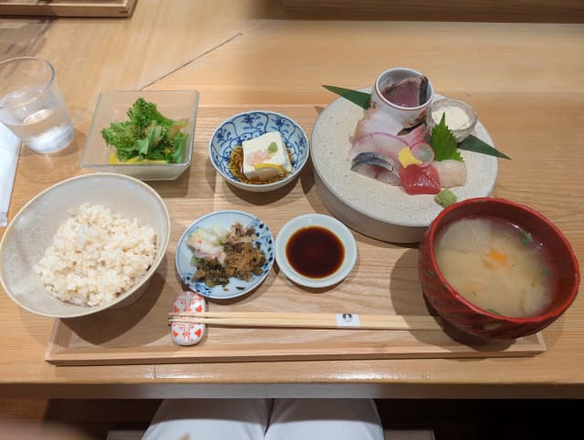 맛있는 오조리, 정성스러운 작은 접시, 절임물고 단조, 다양한 재료가 들어간 된장국이 제공됩니다. 신선하고 다채로운 맛을 느낄 수 있습니다. 오조리에서의 식사입니다.