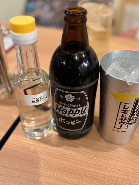 앉아서 마실 수 있는, 저렴하고 즐거운 테이블 없는 술집