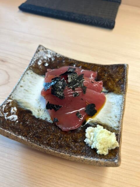 조용하고 평화로운 낮 시간에, 맛있는 술과 제철 음식을 즐기는 스시입니다.