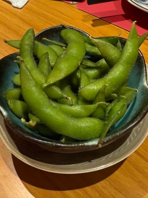 정말 웃음이 나는 놀라운 가게야! 너무 시끄러워서, 생맥주도 묽고, 음식도 형편없지만 가격은 저렴하다고!!