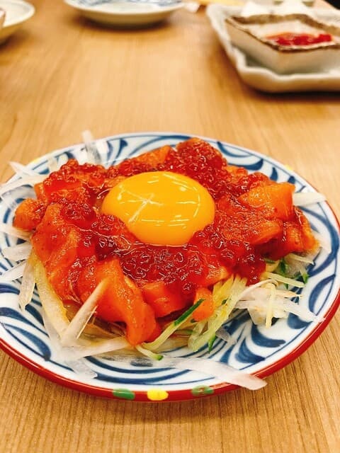 스타일리시한 분위기의 대중적인 술집