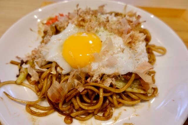분위기가 좋은 내부에서 맛있는 런치와 맥주를 즐길 수 있어서, 자리가 비어 있어서 좋았어요!
