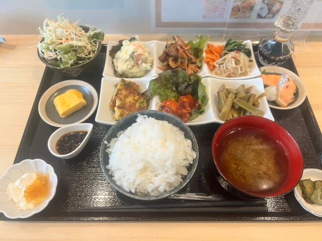 매일 가도 괜찮은 맛있는 식당입니다. 분위기와 서비스가 최고예요.
