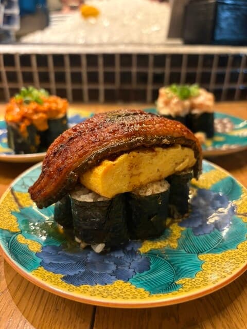 人気の海鮮居酒屋で、常に混雑しています!