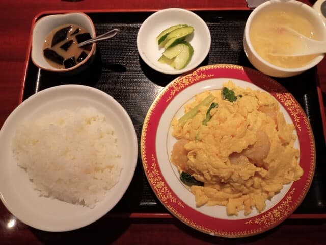素晴らしいエビとふわふわのスクランブルエッグが楽しめるセットメニュー。この中国料理店は、完璧に調理されたご飯や個性的な漬け物のおかげで、横浜駅周辺でトップクラスのレストランとして評価されています。