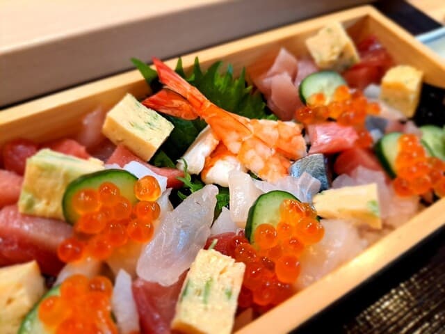 효율적인 "바라치라이"❗️아름답고 맛있는 런치는 작은 접시에 담긴 2가지 요리, 붉은 육수, 디저트까지 포함되어 있어 2,200엔✨✨ 만족스럽고, 만족스러웠어요(*´ｪ｀*)