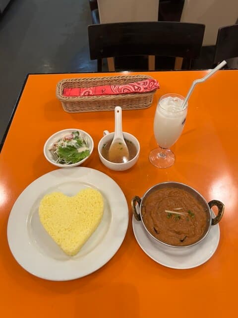 《미스터리한 인도 해군 카레, 밥은 하트 모양》인도 해군 카레 세트(고구마와 나린의 카레〈강한 매운맛〉, 밥, 라시)