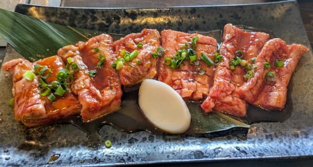 센터북에서 진한 맛이 가득한 게타칼비의 구이 랩치