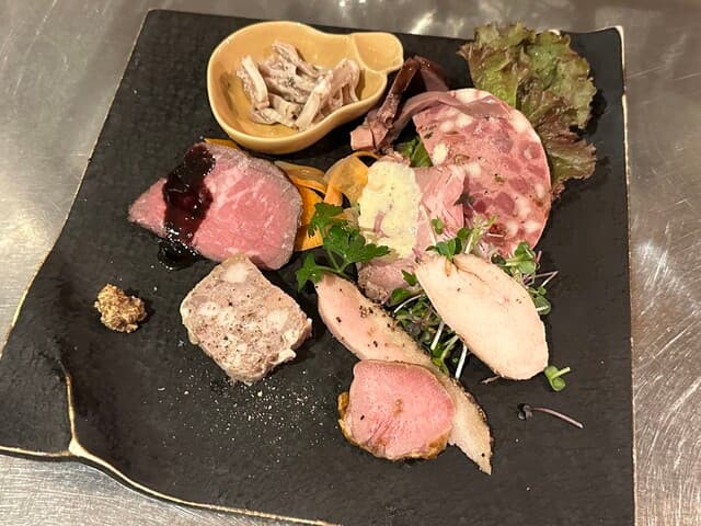 The counter-solo performance isn’t particularly enjoyable, but the aged meat is delicious, and their subtle attentiveness is also a plus! (＾ω＾)