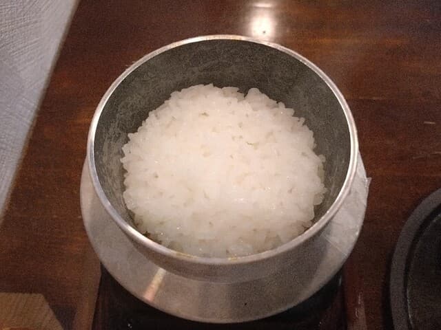 A Yakitoria restaurant in Kanazawa has opened a shop selling cooked rice nearby Hidaka Chaya Street.