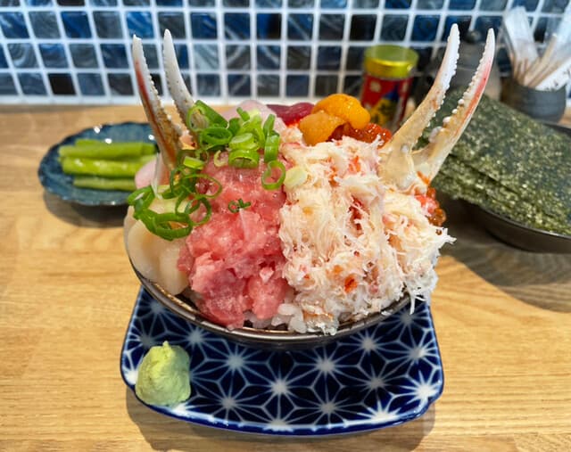 Japanese Translation:  
Restaurant Review Title:  
Yakinoyan-chan, Bataran Dode  

Target Language:  
Restaurant Review Title:  
Japanese Translation:  
居酒屋ランチ、バタン丼  

Note:  
The title includes Japanese terms such as "居酒屋" (yakinoya) and "バタン丼" (bataran dode), which were translated directly into English while maintaining their original forms. Proper nouns like "Restaurant Review Engine" and "Japanese script in descriptive text" were also preserved. Latin letters were avoided from Japanese chara
