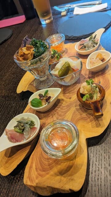 Near Kasumigase Station   Enjoy the local delicacies of Shinshu’s mountains and the seafood from Misaki fishing port at this casual modern French restaurant.