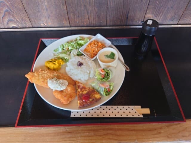 手ごろな価格のカフェでの素晴らしいランチ！外観とは裏腹に、美味しい小さな分量の料理が並んでいました。:)