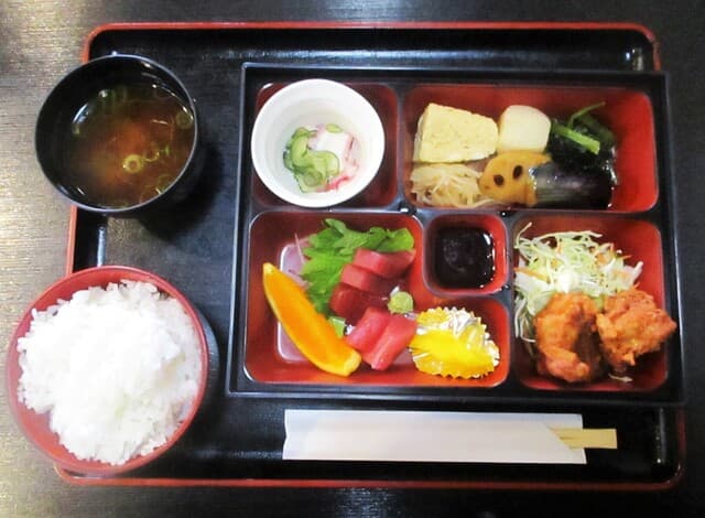 “割子弁当”을 저렴한 가격에 받았습니다. 맛이 매우 좋고, 조리된 음식이 마음에 드네요！＼(^o^)／