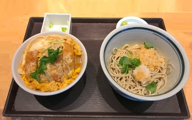 “카츠덕”이 맛있는 보리밥집의 라운드 테이블 요리!!
