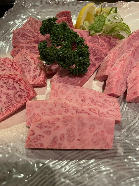 합리적인 가격에 맛있는 구이집입니다‼︎ 희귀 부위, 간, 소의 힘줄 요리가 맛있습니다‼︎