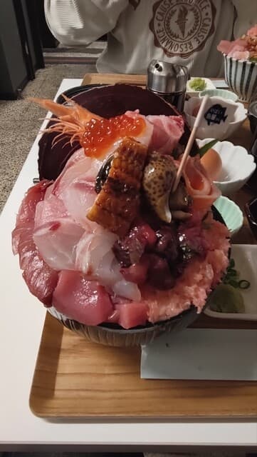 일본어 텍스트: ヤバイを語る一宮にある有名海鮮丼屋さん
목적 언어: 일본어
원문: ヤバイを語る一宮にある有名海鮮丼屋さん
일본어 텍스트: 위험한 것을 말하는 일미야에 있는 유명한 해산물 덮밥집