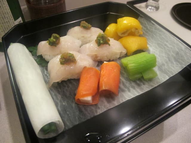 맛있는 경料理를 한 숟가락 먹고, 경의 냉술을 부드럽게 마시며 깨끗이 비웠어요♪  
옆에는 매우 존경하는 친구가 있어요. 따뜻하고 편안한 분이죠…