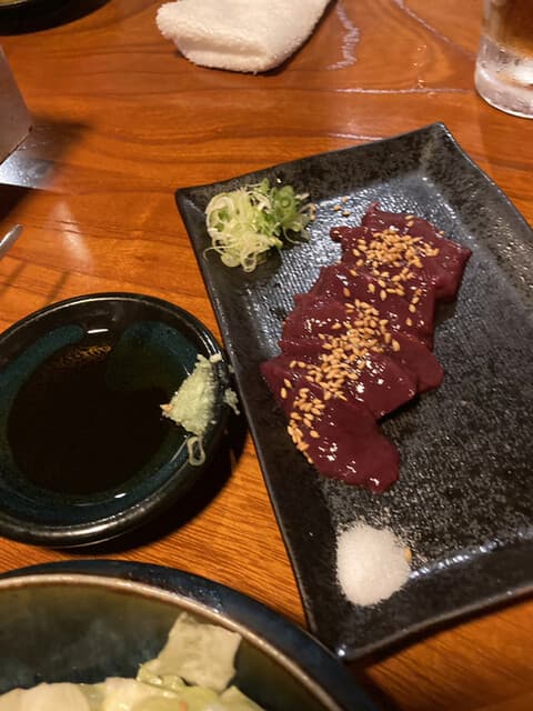 昭和時代のノスタルジックな雰囲気を持つホルモン料理店。