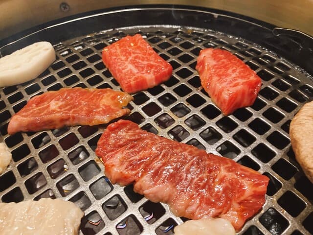 오사카의 종우에몬초메에 위치한 이 고깃집, 도쿠엔원 본점은 정말 훌륭한 고기를 맛볼 수 있는 곳입니다.