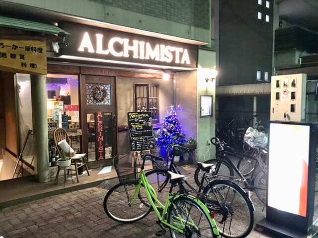 【엔오테카 알키미스타】해산물과 일본풍의 맛이 느껴지는 전채부터, 풍미가 가득한 파스타, 그리고 진한 육류 요리까지. 다양한 맛을 즐길 수 있는 이탈리아식 레스토랑입니다.