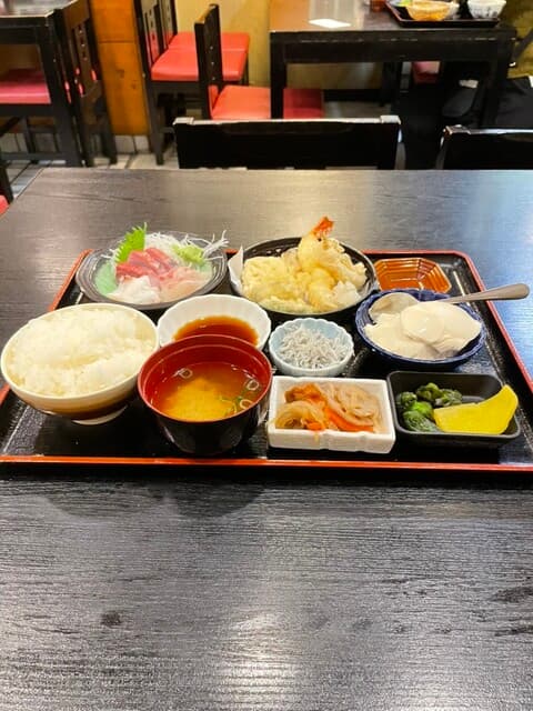 밥, 간장국, 집에서 만든 콩 요리가 제공되는 리마인은 어른들에게 매우 인기 있는 술집 런치입니다.