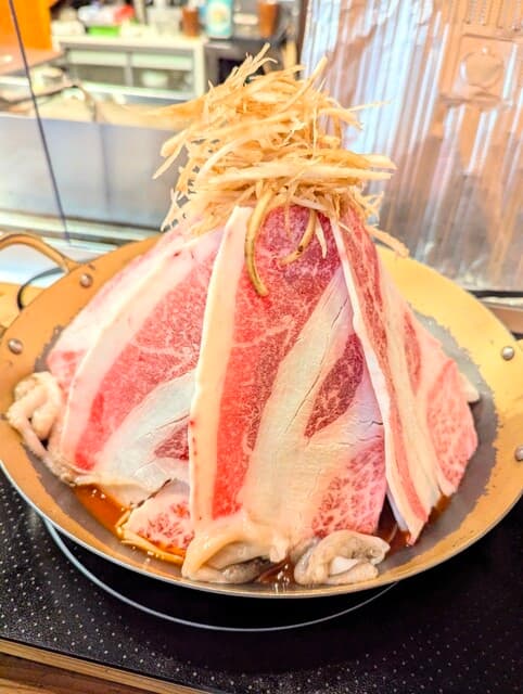 3種類の小さな料理と有名なウシナベを提供する、満足のいくコースを楽しみました。