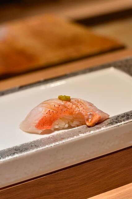 以前よりもさらに美味しい！寿司のご飯は赤酢と白酢が美しく混ざり合っており、まさに芸術品であり、拍手を送る価値があります！