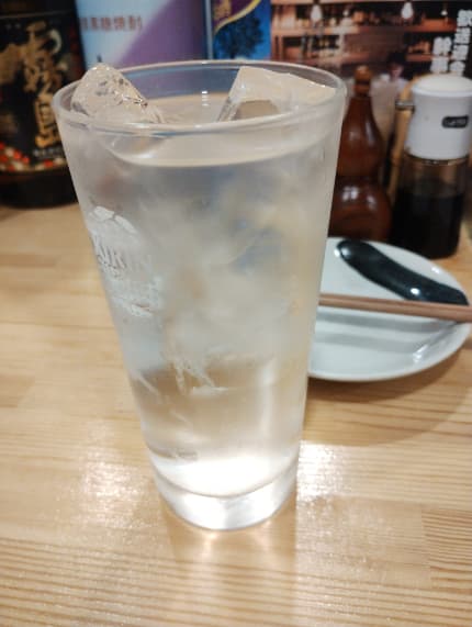 경교의 오니요메 술집에서 술을 마시는 즐거운 아저씨